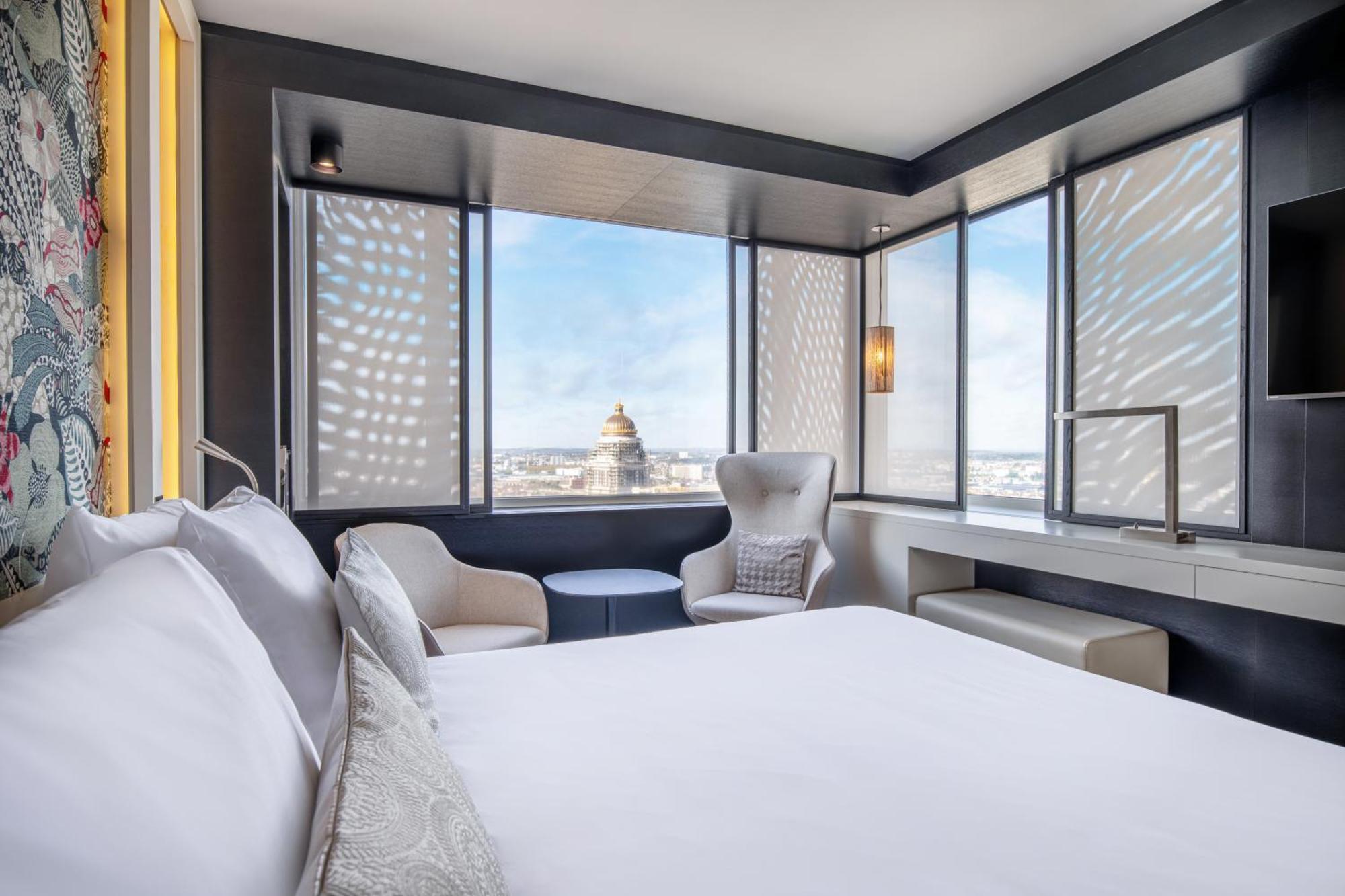 Deluxe Panorama Corner Room Lounge Access